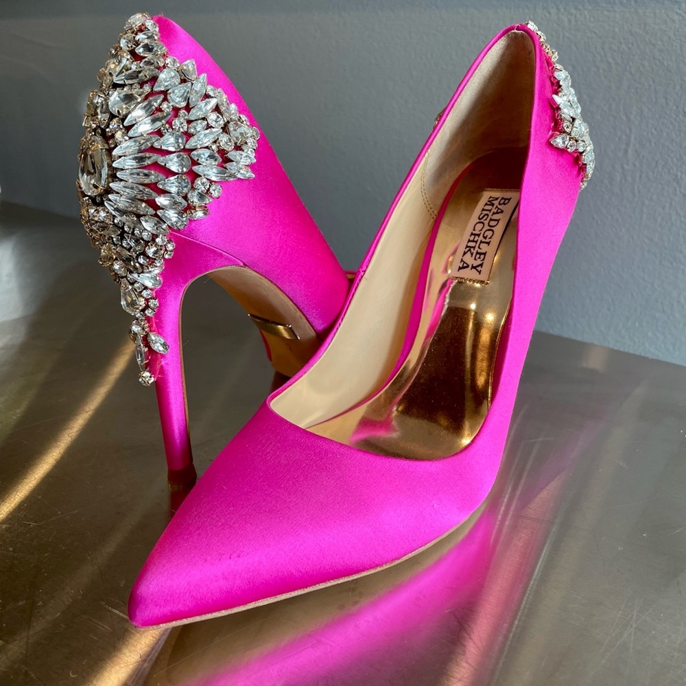 NEWBadgley Mischka embellished pointed toe pump